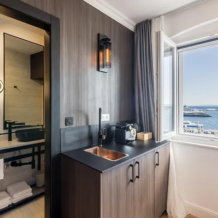 Exclusive Seafront Luxury With Amazing View 스플리트